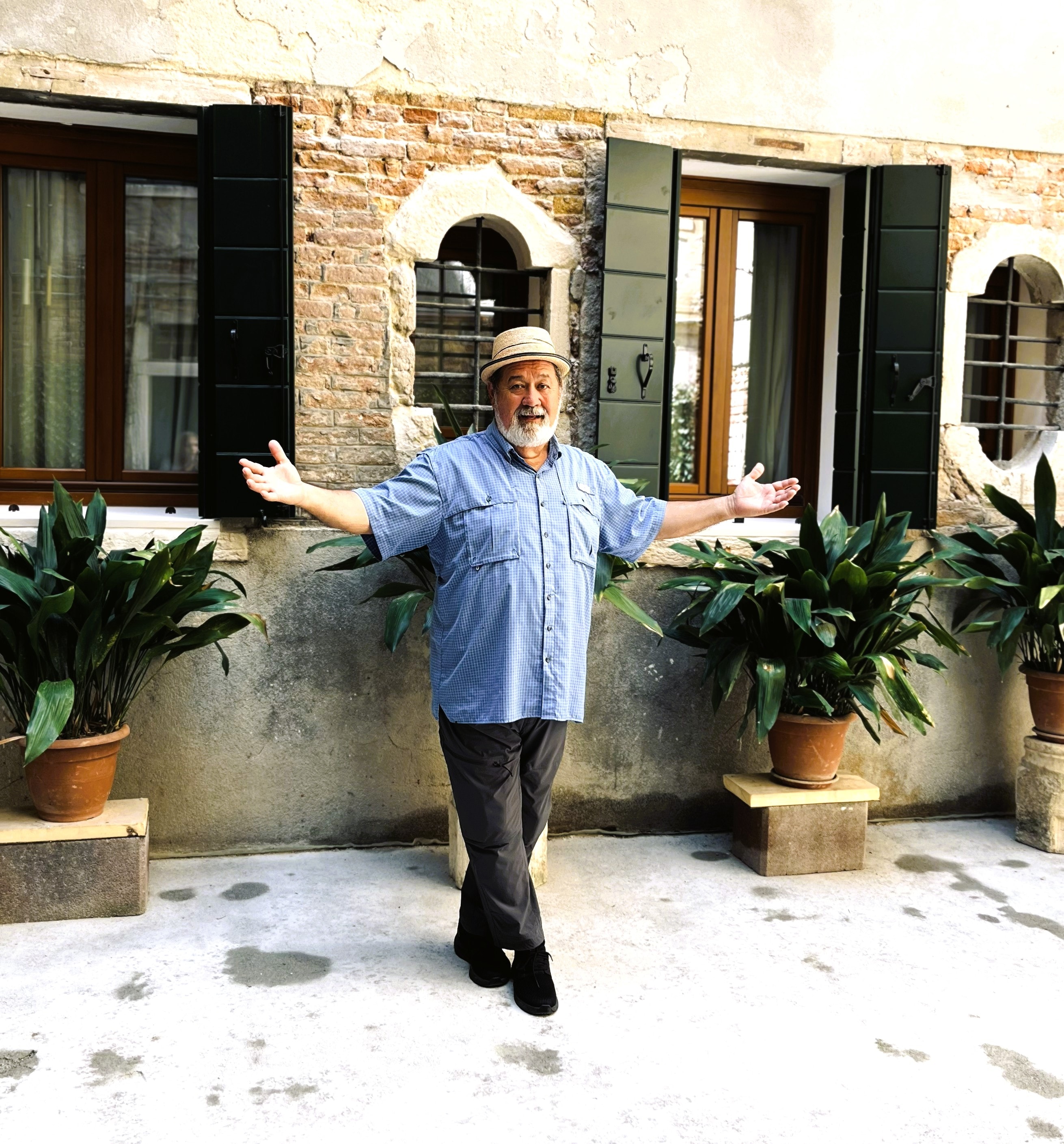 V. Les Rogers arms spread Venice courtyard