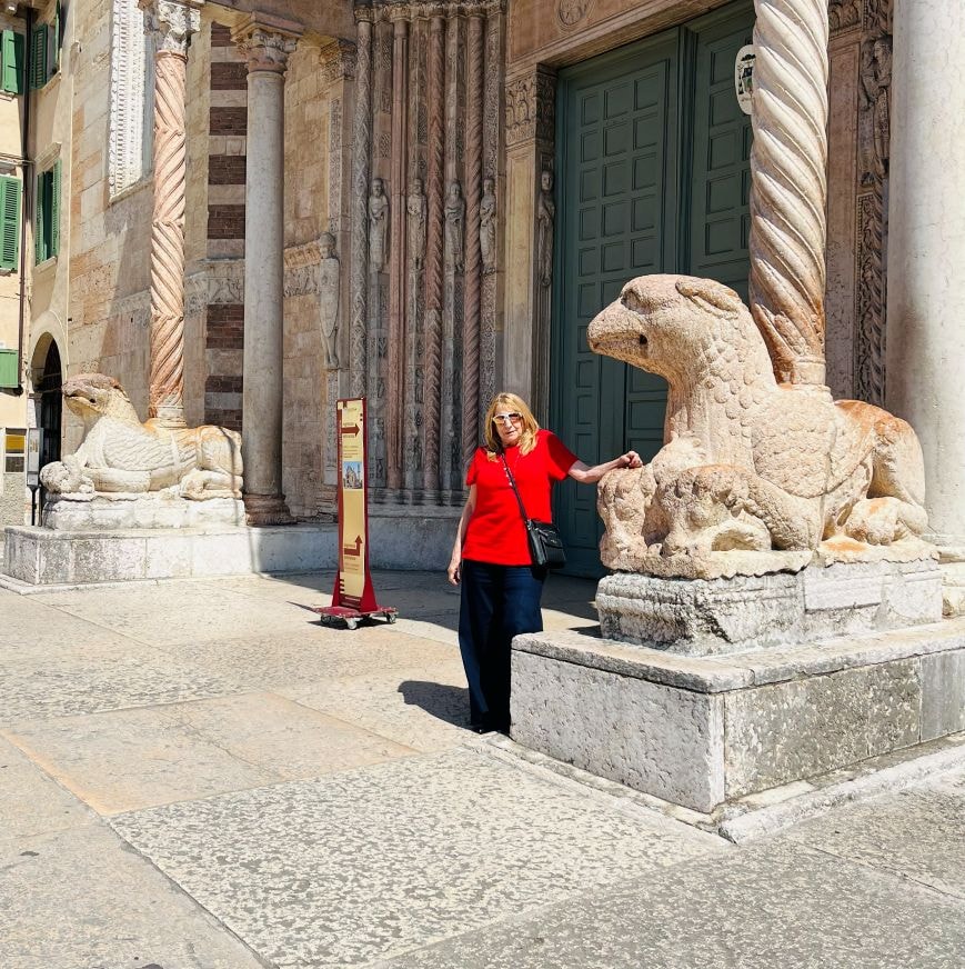 Daren posing with stone lion sculptures Verona